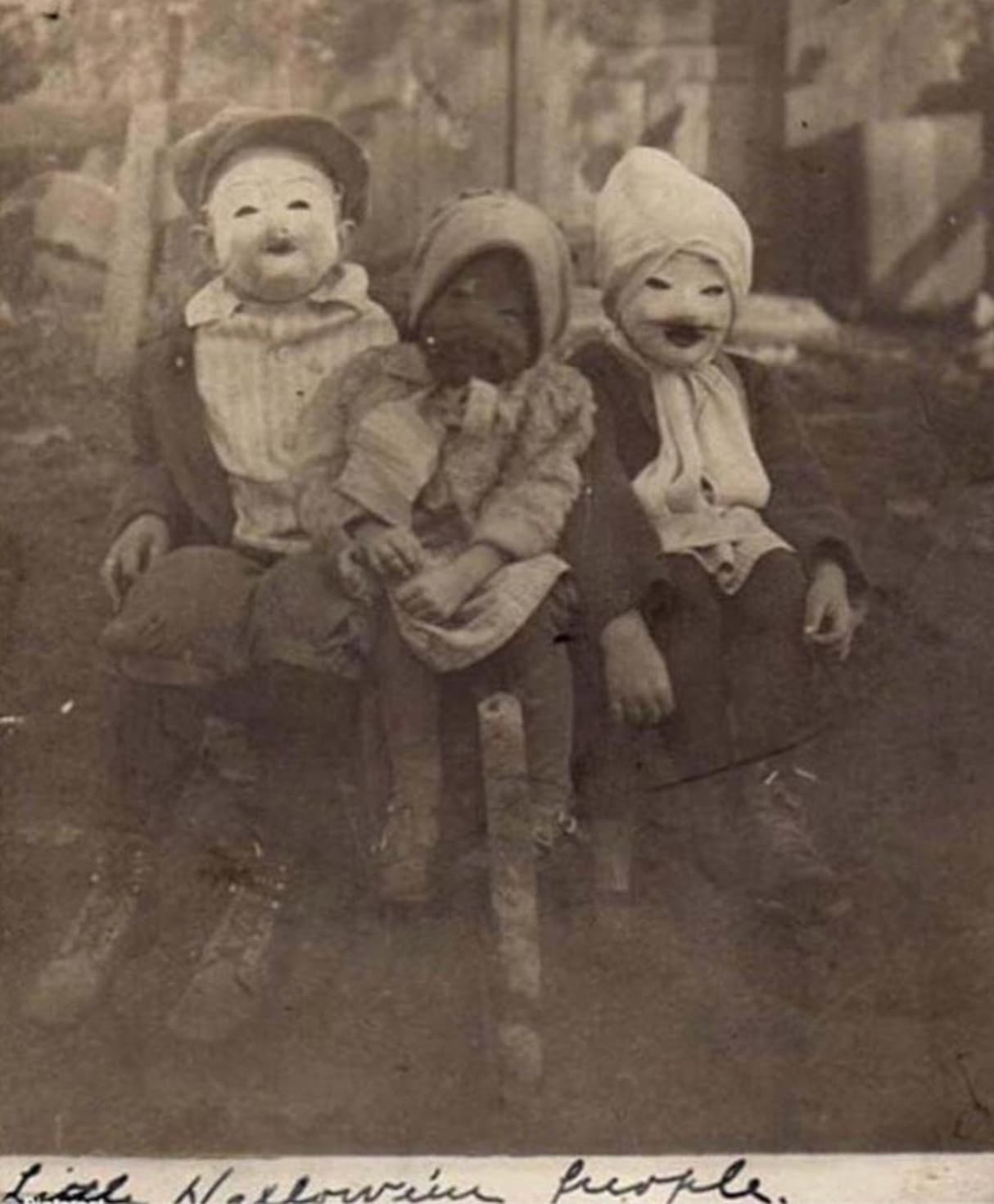 halloween 1900 - Littl Halloween people.